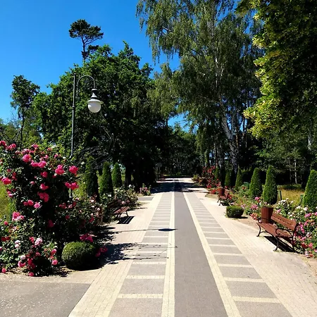 Apartamento Ikar Z Własnym Ogródkiem, Bardzo Blisko Morza Rewal