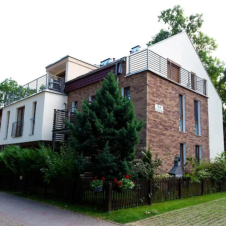 아파트 Ikar Z Wlasnym Ogrodkiem, Bardzo Blisko Morza 레왈